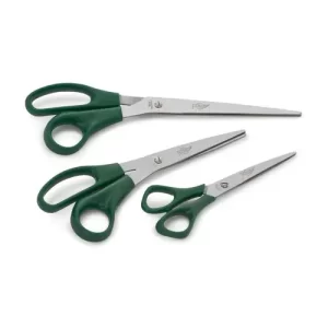 Tijeras de acero inoxidable, con punta roma. Empuñadura ergonómica de plástico.